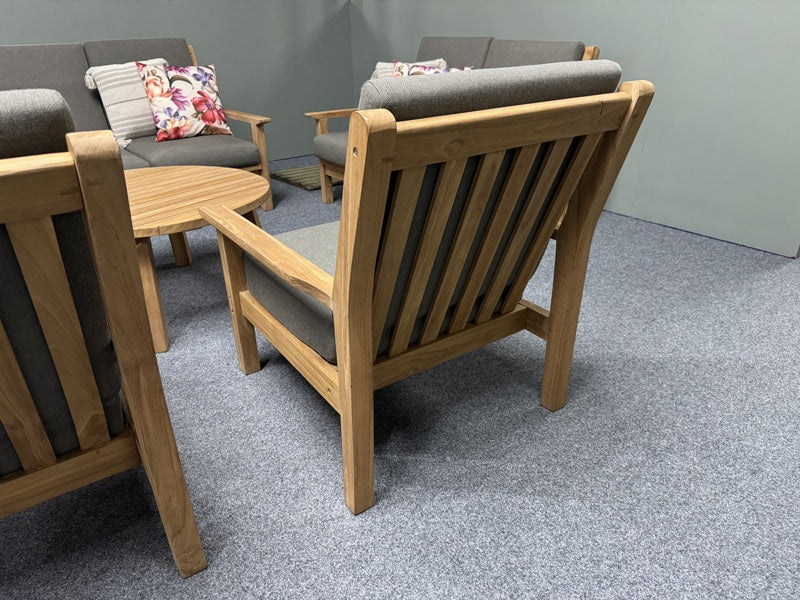 Garten-Sitzgarnitur Set Holz, 2 Gartenbänke mit zwei Sessel und Gartentisch rund, Gartenlounge Teak Naturholz