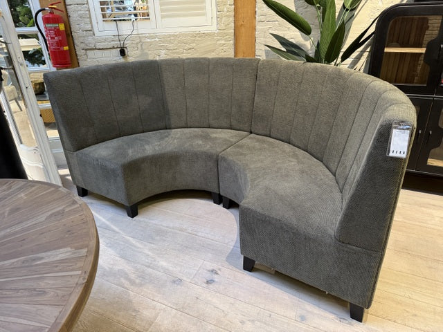 Sitzbank halbrund, gepolsterte Sitzbank für Gastronomie, Breite 240 cm