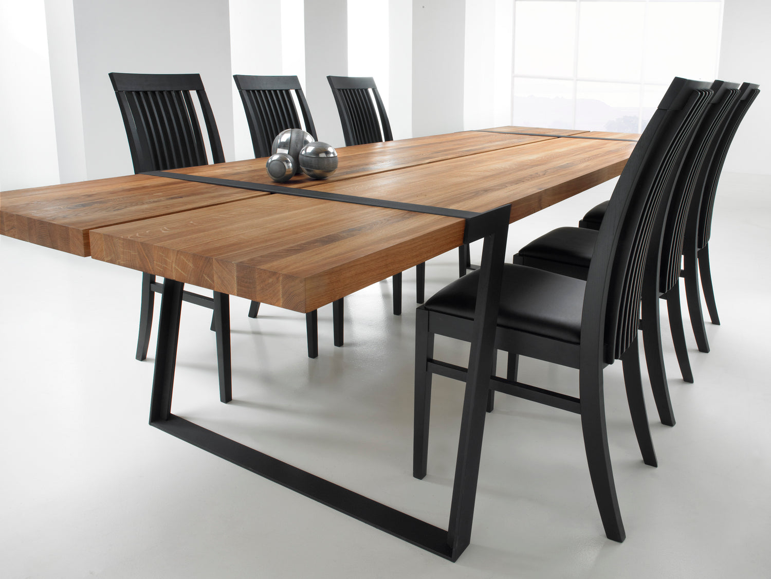 Esstisch mit Metallbeinen und Massivholzplatte aus Eichenholz