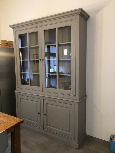 Vitrineschrank grau Landhausstil, Geschirrschrank grau aus Massivholz, Vitrine grau, Breite 122 cm