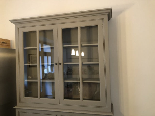 Vitrineschrank grau Landhausstil, Geschirrschrank grau aus Massivholz, Vitrine grau, Breite 122 cm