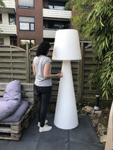 Stehleuchte aus Kunststoff, Outdoor Stehlampe mit Lampenschirm in verschiedenen Farben, Höhe 200 cm