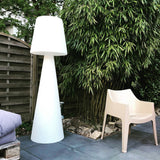 Stehleuchte aus Kunststoff, Outdoor Stehlampe mit Lampenschirm weiß, Höhe 145 cm