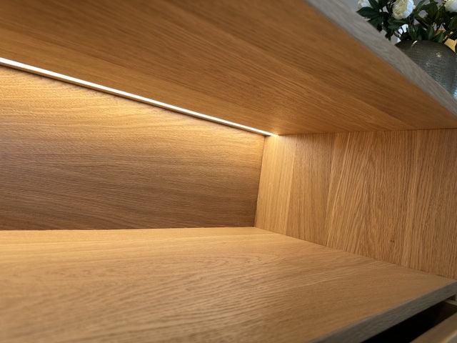 TV Schrank mit LED-Beleuchtung Naturholz-Farbe, Fernsehschrank LED-Beleuchtung Holz, Breite 200 cm