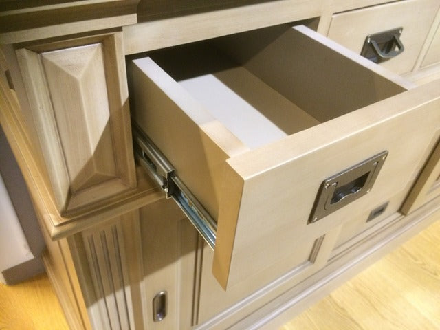 Vitrine taupe, Geschirrschrank mit Schiebetüren aus Massivholz taupe,  Küchenschrank  im Landhausstil