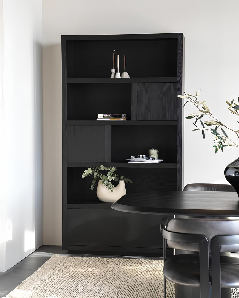 Schwarzes Regalsystem mit offenen Fächern und Dekoration - moderne Schrankwand von Richhome