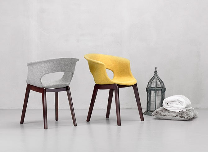 Design Stuhl in grau, aus Textil, massiv Holz, Natural, Kunststoff, mit Armlehne