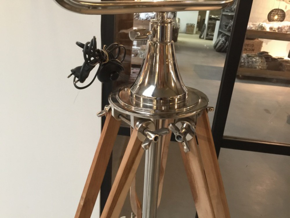 Stehlampe Spot Dreibein-Leuchte, Stehleuchte verchromt Landhausstil Holz, Stehlampe Holzgestell